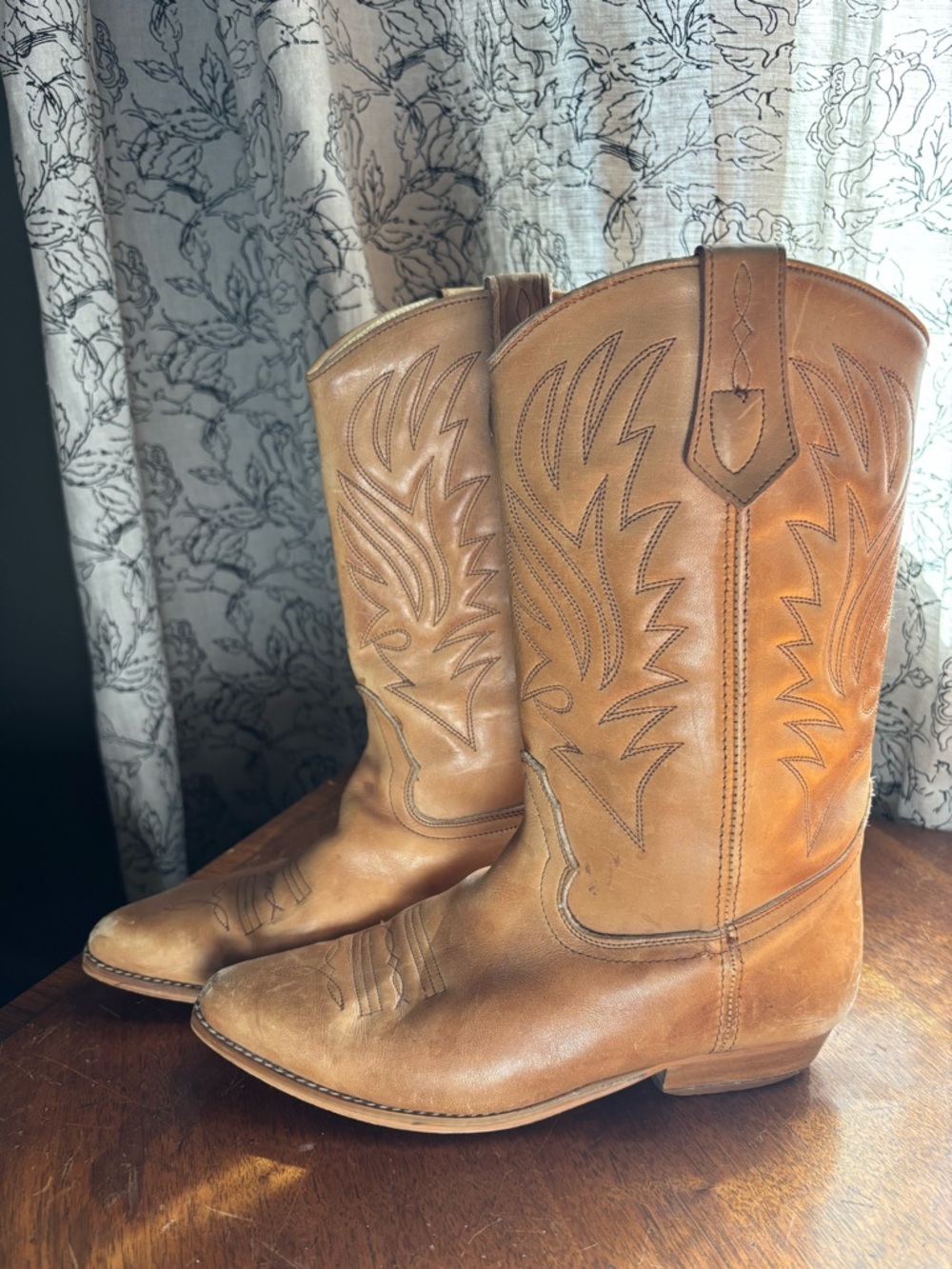 Classic Western Cowboy Boots - Tan Leather